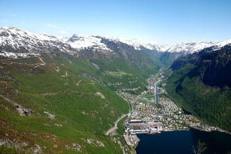 Aluminiumverket Hydro Høyanger på Vestlandet. Ved å blande inn forbrukerskrap i produksjonsprosessen er målet å redusere klimafotavtrykket ytterligere og samtidig øke den totale mengden aluminium som produseres med 10 prosent. Foto: Karl Magnus Gudvangen