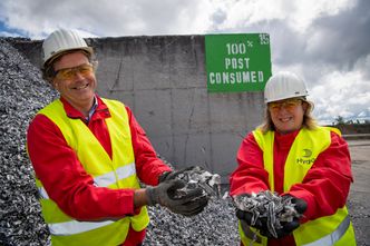 Daniel Rotheudt og Laurence Puig viser frem brukt forbrukerskrap ved Hydros resirkuleringsanlegg i Luxembourg. I 2016 oppgraderte Hydro anlegget med 15 millioner euro, som gjorde at anlegget kan ta imot mer forbrukt aluminiumskrap, og øker produksjonen til mer enn 100.000 tonn i året. Oppgraderingen vil også redusere energiforbruket. Foto: Halvor Molland