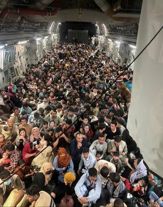 Om lag 640 flyktninger i lasterommet på C-17-flyet som forlot Kabul sent søndag. Foto: Defense One