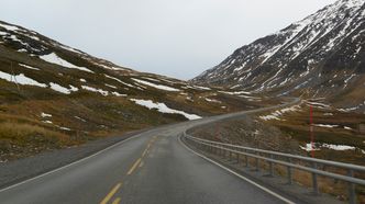 Værharde og forblåste partier av E6 over Kvænangen skal utbedres, og deler av strekningen skal legges i tunnel. Foto: Erik Jenssen
