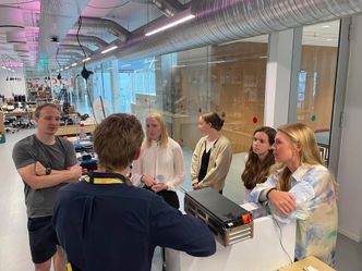 Herman Hille (RePack), Eirik Kjærnli (Accenture, med ryggen til), studentene Marthe Linnerud og Hanna Hjelmeland, Karoline Lekve (Accenture) og student Kaja Solheim.