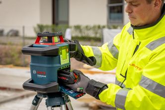 Jon Andre Nilsen plugger inn 18V-batteriet som driver den nye rotasjonslaseren GRL 600 CHV. Foto: TUM Studio