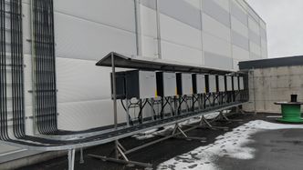 POWER-SWITCHING: Prosjektleder i Solcellespesialisten Ulrik Rør forteller at deres egenutviklede Solar Power Switch styrer hvilken av de fire tavlene i bygget som det er mest økonomisk å sende den produserte solenergien til.