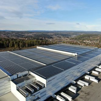 STØRST TIL NÅ: Solcelleanlegget til REMA 1000 er på hele 2,5 MWp. Det er nok til å dekke behovet til 120 eneboliger.