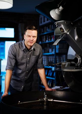 Tim Wendelboe på sitt kaffebrenneri i Oslo. Foto: Benjamin A. Ward