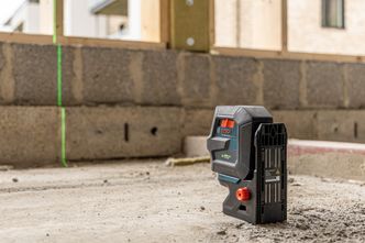 Den nye kombilaseren Bosch GCL 2-50 G er laget for å tåle det tøffe miljøet ute på en byggeplass. Foto: TUM Studio