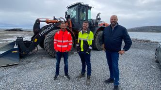 Espen Olsen, teknisk sjef hos Nasta, kunde Michael Karlsen og maskinselger Trond Viktor Meland. Foto: Nasta