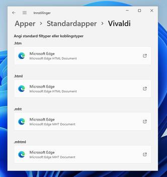 Ønsker man at for eksempel Vivaldi skal være standard nettleser i Windows 11, må brukeren selv endre en rekke tilordninger for ulike filtyper og protokoller/tilkoblingstyper, slik at disse ikke lenger åpnes i Microsoft Edge. Bildet viser bare et lite utvalg av innstillingene som mange vil ønske å endre. Skjermbilde: Digi.no