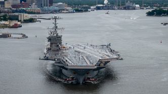 Etter ti måneders vedlikehold forlot USS Harry S. Truman Norfolk-verftet i mai 2021 med «Give 'em hell» malt på baugen. Dette er en referanse til slagordet støttespillerne til USAs 33. president brukte. Foto: Petty Officer 2nd Class Steven E