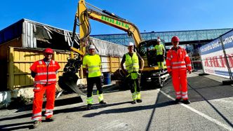 Fv. Erling André Flo, byggeleder for infrastruktur i prosjektet E18/E39 Gartnerløkka-Kolsdalen i Statens vegvesen, Guttorm Andreas Høigilt, daglig leder, Øyvind Viksnes, byggeleder og Asbjørn Linde, maskinfører, alle tre i Holbæk Anlegg. Helt til høyre i bildet, Nils Ragnar Tvedt i Statens vegvesen, prosjektleder for E18/E39 Gartnerløkka-Kolsdalen. Her står de alle foran den 10-tonns elektriske gravemaskinen. Foto: Samir Kolukcija/Statens vegvesen