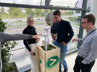 Med teststasjonen: Åste Brune Tomren, i bakgrunn Mira Lilleholt Vik (veileder), Iver Andreas Ugelvik og Espen Hovland.