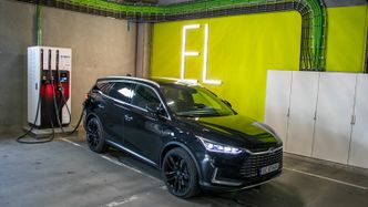 BYD Tang lader med høy effekt, men det tar omtrent like lang tid å lade denne som Maxus Euniq. Foto:  Marius Valle