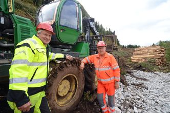 Thorsnes og skogentreprenør Sigmund Fauske som står for hogst. Foto: Ole Kristian Åset, Statens vegvesen