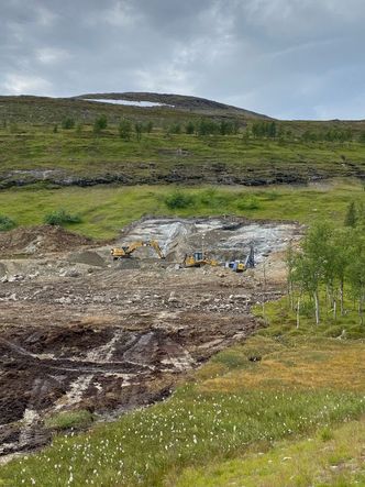 Her i fjellsiden jobbes det med tunnelinnslaget til en av tunnelene. Foto: Nye Veier