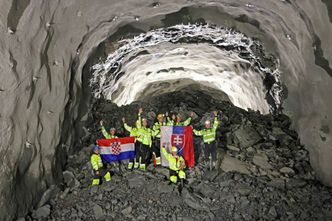 Etter gjennomslaget jubler tunnelarbeiderne på den siste salven. Foto: Bjarte Brask Eriksen/Vestland fylkeskommune