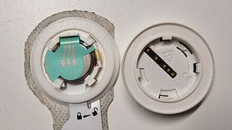 Batteriet sitter montert i plasteret, der også elektrodene og ledningsnettet er. Sensoren starter ved å trykke den ned der batteriet sitter og vri den på plass. Foto: Odd Richard Valmot