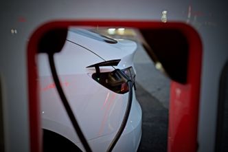 Tesla Model Y lader på Vestby V3 Supercharger. Foto: Mathias Klingenberg