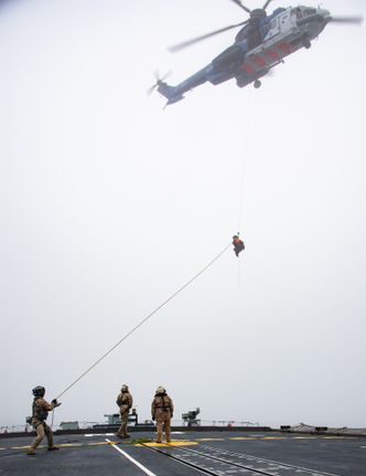 HMCS Fredericton har i august besøkt Island og trent med kystvakta og et av deres H225 Super Puma-helikoptre som tidligere var stasjonert i Hammerfest. Det ble operert av Bristow Norway for Equinor og Vår energi fram til Turøy-ulykken. Foto: SNMG1