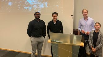 Stolte sommerstudenter: Her presenterer Viroshaan Uthayamoorthy, André Melsom, Erlend Corneliussen og Hannah Ruyter sluttleveransen for prosjektgruppen og andre nøkkelpersoner i Norsk Gjenvinning. 