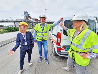 – En rullende robot kan overta for denne følgebilen, sier testteamet fra Herøya.