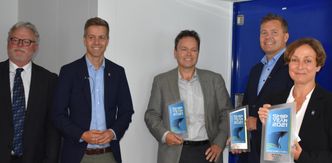Fra venstre Gustav-Erik Blaalid (juryleder og ansvarlig redaktør i Skipsrevyen), samferdselsminister Knut Arild Hareide, Torbjørn Bringedal (LMG Marin), Endre Matre (Westcon Ølen) og Heidi Wolden (Norled). Foto: Helge Martin Markussen, Skipsrevyen