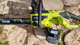 De nye 36 volt batteriene fra Ryobi fra 6 Ah og oppover er svære og tunge. Foto: Odd Richard Valmot