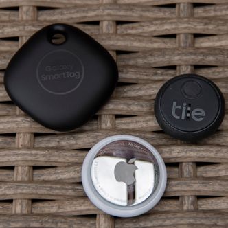 De ulike brikkene er temmelig forskjellige, også fysisk. Samsung-brikken er klart størst. Den har et hull som gjør at den kan festes til for eksempel et nøkkelknippe. Tile Sticker har dobbeltsidig tape på baksiden. Apple-brikken har ingen festepunkter i det hele tatt, men i vår test spilte det ingen rolle. Foto:  Harald Brombach