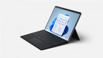 Det synes kanskje ikke så godt uten å sammenligne gammelt og nytt på samme bilde, men Surface Pro 8 er den første egentlige designoppgraderingen Microsoft har gjort på Surface Pro siden Surface Pro 3 i 2014. Foto: Microsoft