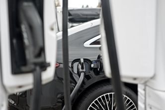 EQS har maks hurtigladeeffekt på 200 kW. Her lader vi ved Ionity Dal. Foto:  Mathias Klingenberg