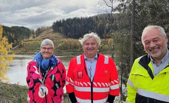 Fornøyd trio. Fv. ordfører i Grane, Ellen Schjølberg (Sp), utbyggingsdirektør i Statens vegvesen, Kjell Inge Davik og adm. dir. Frode Nilsen i LNS. Foto: Statens vegvesen