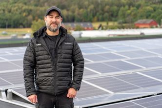 På taket er det 240 paneler med 390 Wp pr. panel, forteller Ketil Heie, vedlikeholdsleder hos Salatmetern. Foto: Solcellespesialisten