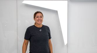 Anya Ernest, forstår hvorfor noen er skeptiske til å dele data fra bilen. Samtidig tror hun de fleste velger å logge inn fordi det gir mange fordeler. Foto: Marius Valle