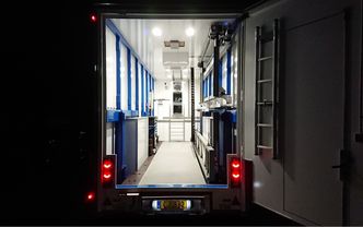 Slik ser traileren Raptor ut innvendig med målebjelken til høyre. Under gulvet ligger en vekt som gir traileren nødvendig aksellast og god stabilitet på grunn av lavt tyngdepunkt. Foto:  Rambøll