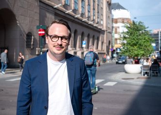 Frederik Bech matcher konsulenter mot krevende oppdrag. Hans oppgave er å finne egnede IT-spesialister. Foto: TROND A TUNE