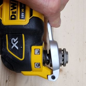 DeWalt har en egen spesiell innfesting av bladet. Foto:  Odd Richard Valmot