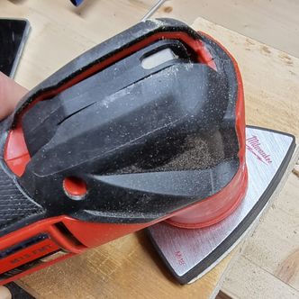 Slipemaskin: Ved å bytte sagbladet med en triangelslipeskive blir en multikutter til en ganske habil slipemaskin. Foto:  Odd Richard Valmot