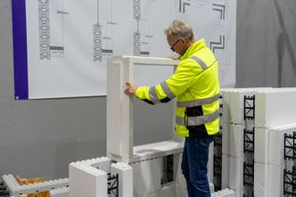 Utviklingssjef Eivind Olsen i Jackon viser hvordan en vindusramme av skrufast EPS benyttes med byggesystemet Thermomur.