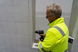 Jackopor Plank har så høy densitet at det kan benyttes helt vanlige treskruer for å feste vinduer og dører.