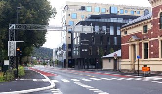 Sverresgate i Porsgrunn har fått nytt rødt sykkelfelt og oppgradert busstopp. Foto:  Hanna Hekkelstrand, Vesfold og Telemark fylkeskommune
