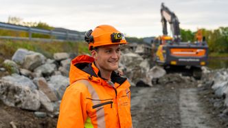 KOMPENSERT FUNDAMENTERING: – For å unngå setninger må vekten av det som graves ut minst være lik vekten av det som tilføres. Derfor har vi behov for lette fyllmasser for å unngå å grave så dypt, forklarer Vebjørn Karlsaune fra Johs. J. Syltern AS. Foto: TUM Studio