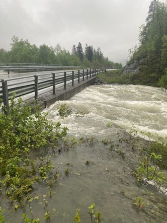 Det var nære på også for dagens Badderen bru på E6 under vårflommen 12. juni 2021. Foto: Karl Martin Eriksen, Statens vegvesen