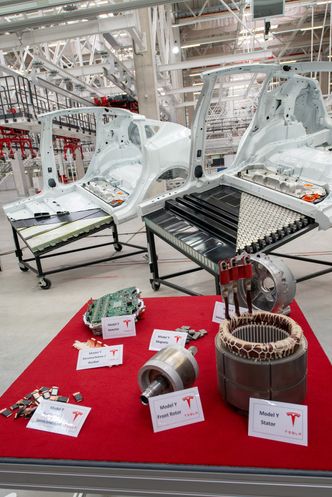 Tesla viste frem batteriet, hvordan det inngår somen strukturell del av bilen, samt flere andre deler til Model Y. Foto: Roger Kolbu / TOCN