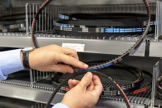 Ser du forskjellen? Optibelt Super XE-Power Pro har en gummiblanding som gjør den egnet bruk både der det er varmt og der det er kaldt, forklarer Jakobsen. Foto:  TUM Studio