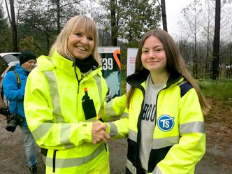 9. klassingen Henriette Omland Andersen (14) fikk æren av å ta aller første gravestikk i prosjektet. Målet er at hun kommer tilbake om fire år og som fersk sjåfør er først til å kjøre på veien. Her gratuleres hun av Nye Veiers administrerende direktør Anette Aanesland. Foto: Nye Veier