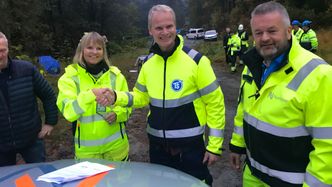 Nye Veiers administrerende direktør Anette Aanesland og Sigmund Lundevik, assisterende prosjektleder Arbeidsfellesskapet Implenina Stangeland gratulerer hverandre etter signering av kontrakt. Prosjektsjef Harald J. Solvik fra Nye Veier til høyre, og Lyngdals ordfører Jan Kristensen til venstre. Foto: Nye Veier