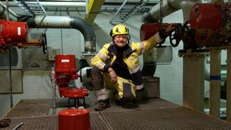 FORNØYD: Morten Solberg fra Solberg Elektro inspiserer det ferdigstilte fjellanlegget. Foto:  Petro Online AS