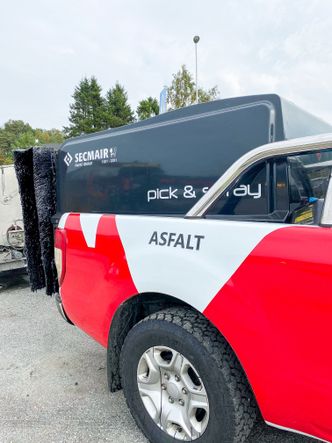 Tanken på picupen kan romme opptil 600 liter bitumenemulsjon.