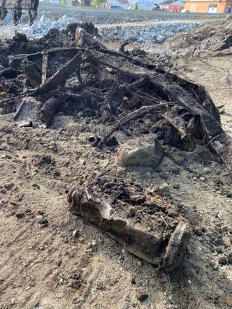 Denne lastebilen dukket opp i bakken under Statens vegvesen sitt nye E39-anlegg i Knarvik. Foto: Glenn Minde, Vassbakk & Stol