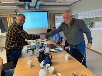 Daglig leder Trond Musdalslien i Anlegg Øst Entreprenør og prosjektleder Odd Johansen i Statens vegvesen tok hverandre i hånda etter at kontrakten for riksvei 4 Sandvoll-Amundrud var signert. Foto: Statens vegvesen