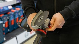 – Med X-LOCK klikker du enkelt skiva på plass og er 100 prosent sikker på at den er låst. For å løsne tilbehøret igjen drar du enkelt i spaken bak på vinkelsliperen, forteller Kenneth Aarre i TOOLS-butikken på Brakerøya i Drammen. Foto: TUM Studio